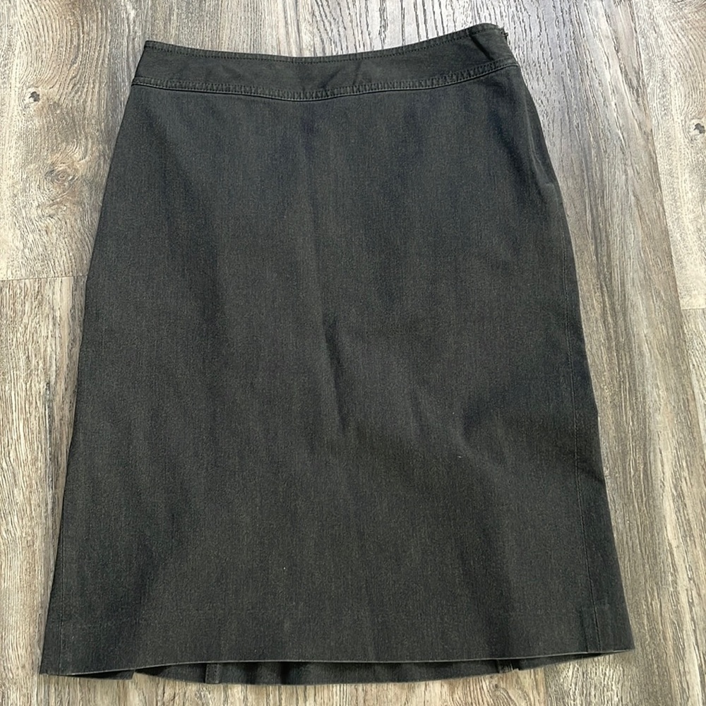 Gap Women’s Charcoal Grey Denim Knee Length Skirt, size 2